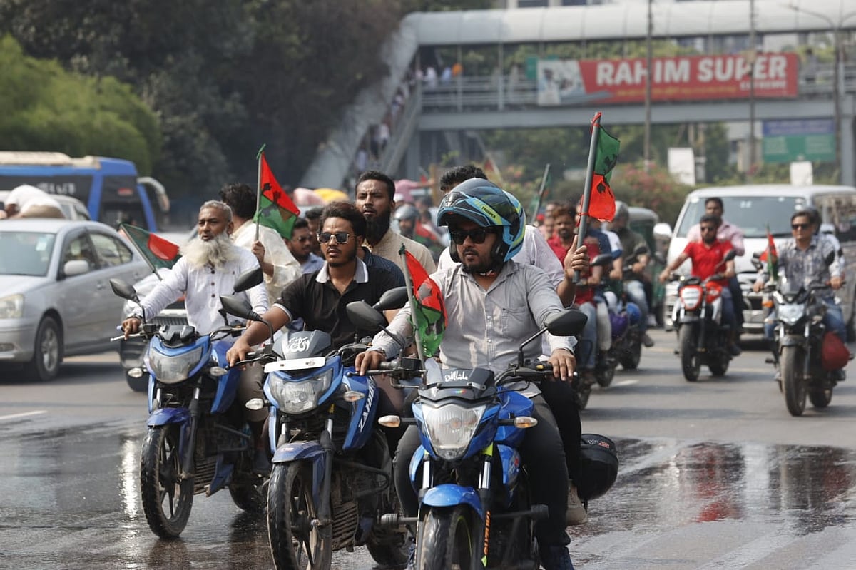 বিমানবন্দর সড়কে খালেদা জিয়াকে স্বাগত জানাতে নেতা-কর্মীদের ভিড়