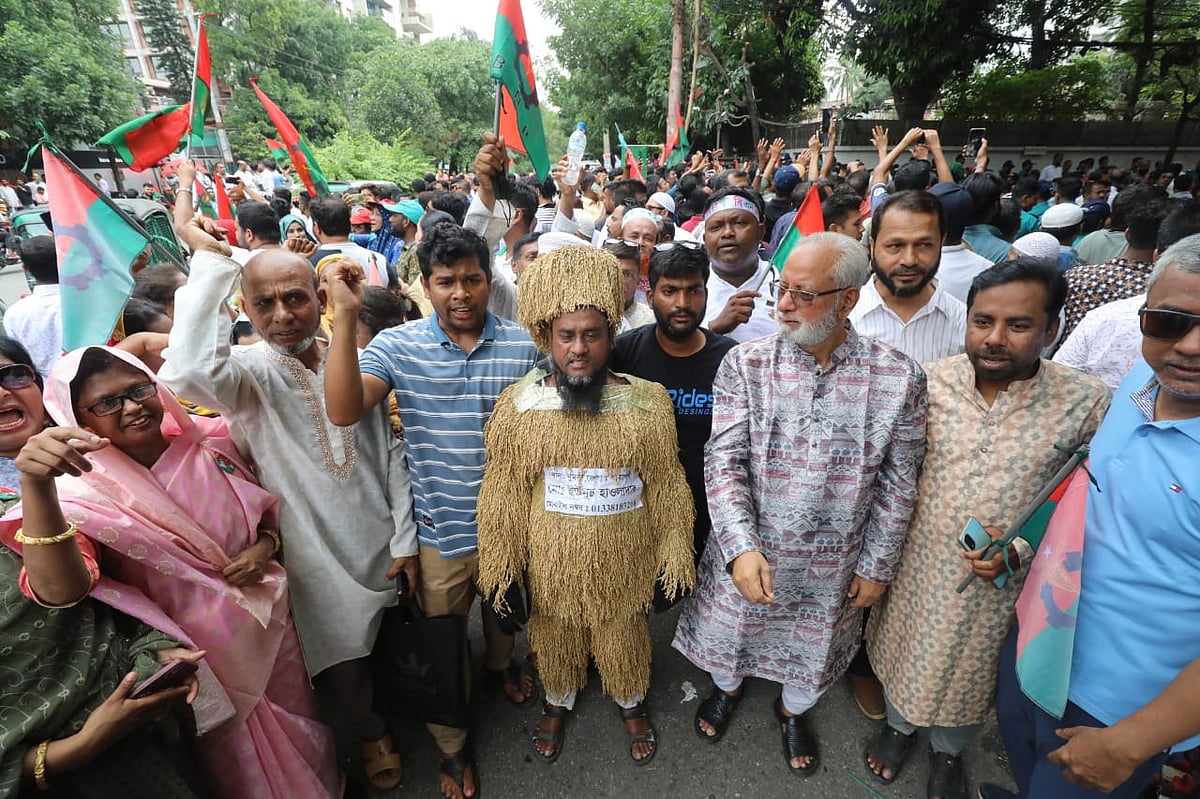 খালেদা জিয়ার গুলশানের বাসভবন ‘ফিরোজা’র কাছে নেতা-কর্মীদের ভিড়
