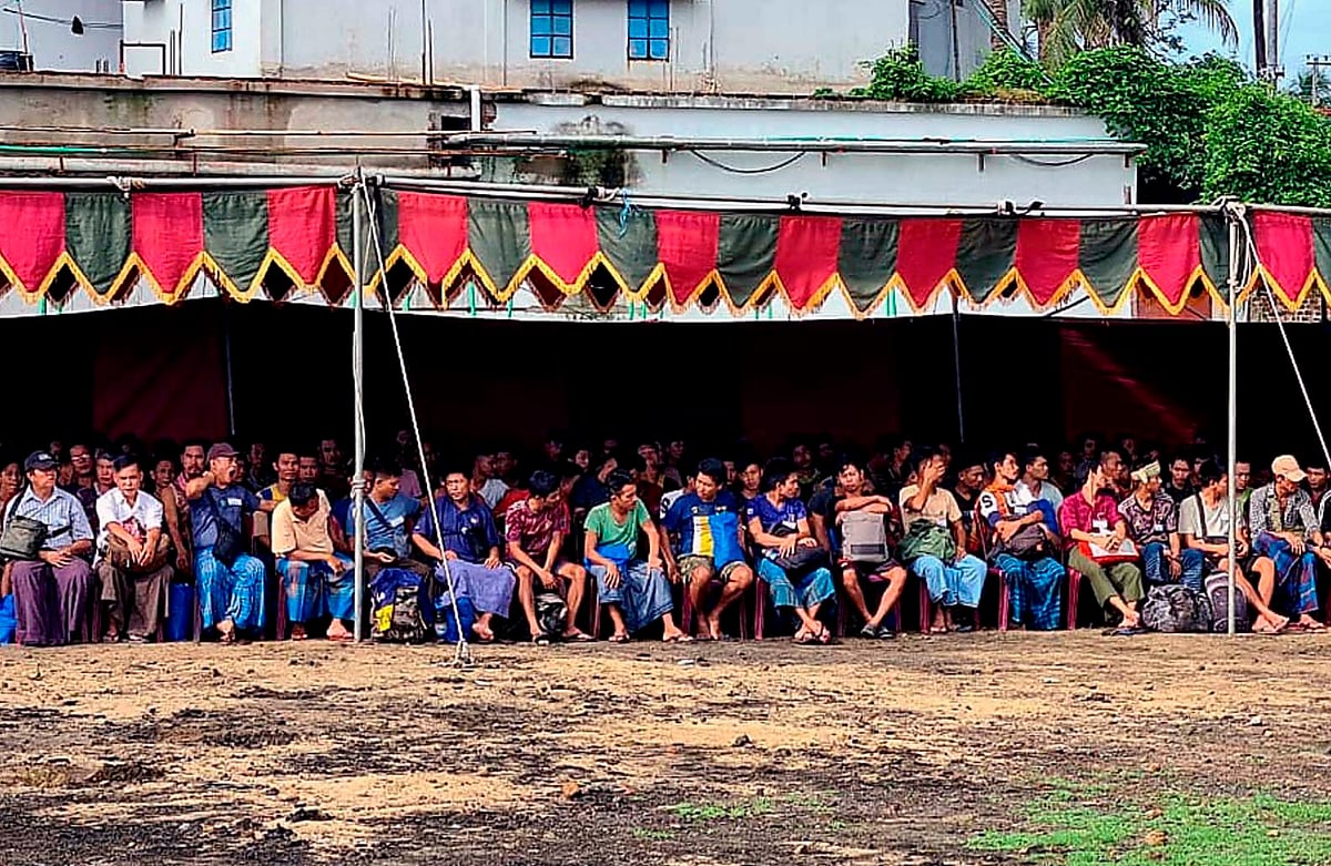 মিয়ানমারে ফেরত পাঠানোর উদ্দেশে জড়ো করা হয়েছে বিজিপি ও সেনা সদস্যদের