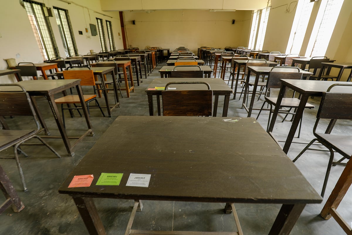 খুলনা প্রকৌশল ও প্রযুক্তি বিশ্ববিদ্যালয়ের শ্রেণিকক্ষে আসবাবে ধুলো জমেছে। আজ মঙ্গলবার তোলা