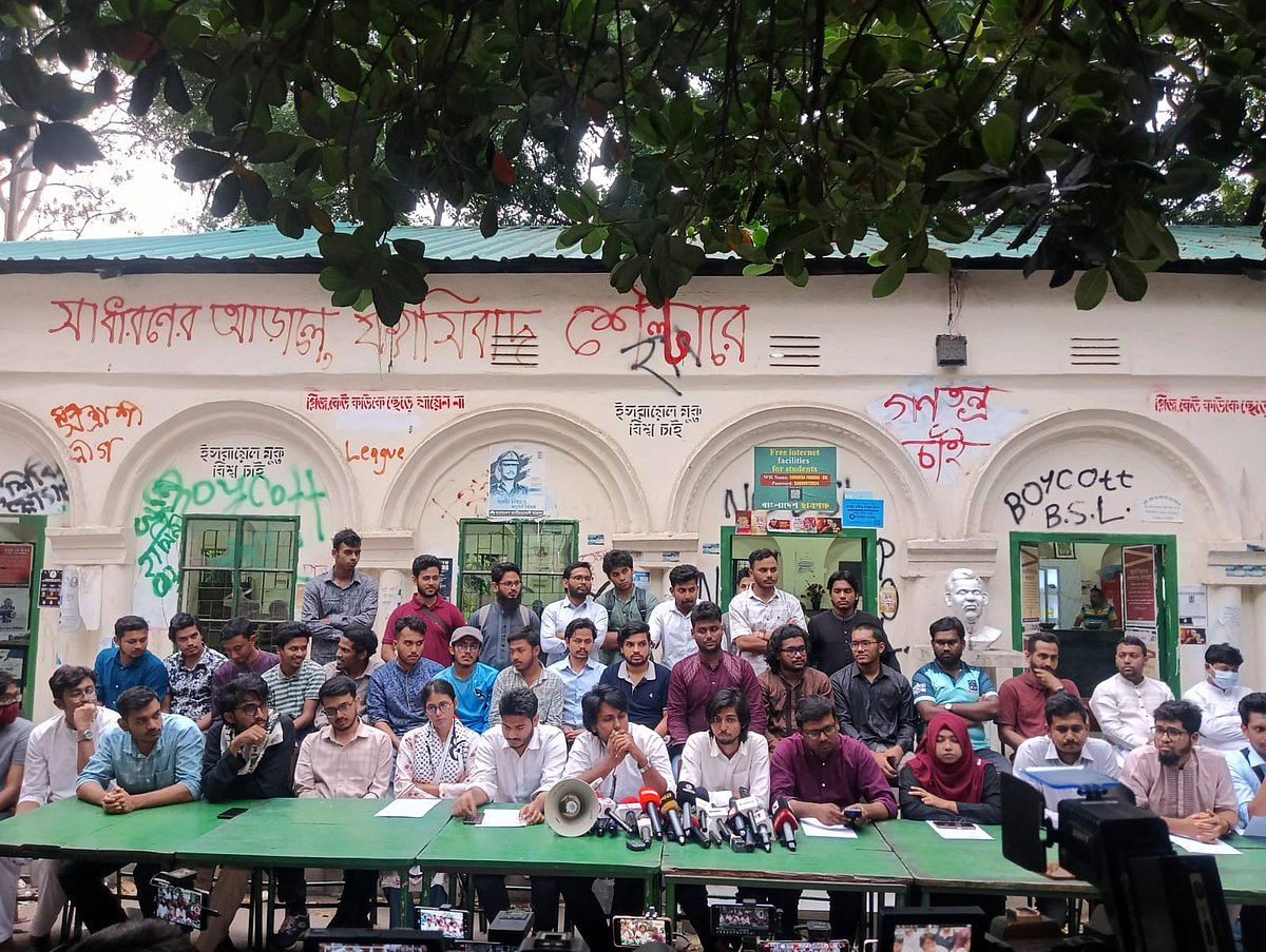 ‘জুলাই ঐক্য’ নামে নতুন জোটের আত্মপ্রকাশ অনুষ্ঠানে শরিকদের প্রতিনিধিরা। মঙ্গলবার বিকেলে ঢাকা বিশ্ববিদ্যালয়ের মধুর ক্যানটিনে