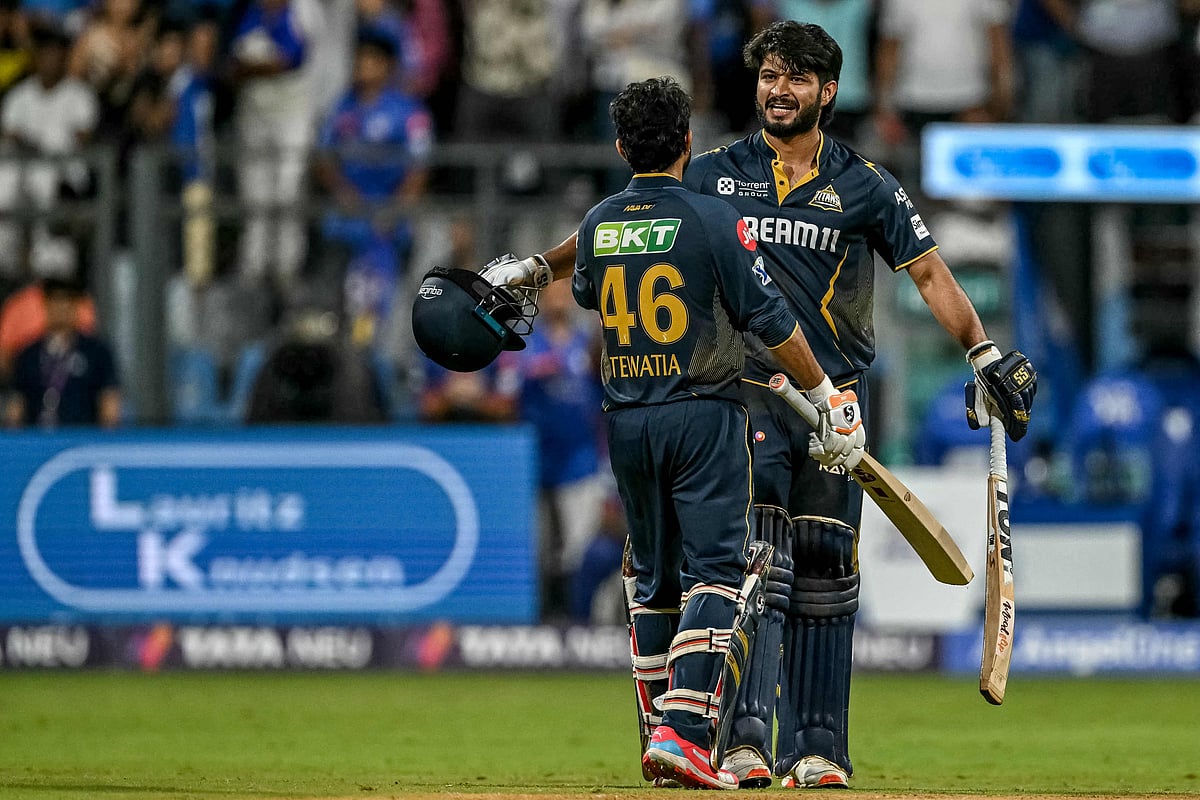 শেষ বলে জয়ের পর গুজরাটের রাহুল তেওয়াতিয়া ও আরশাদ খানের উদ্‌যাপন