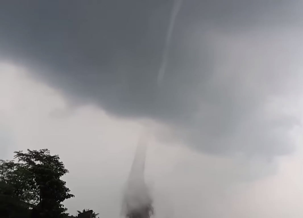 ব্রাহ্মণবাড়িয়ার নাসিরনগর উপজেলার গোকর্ণ ইউনিয়নের জেঠাগ্রামের আকাশি মাঠে মঙ্গলবার বেলা দুইটার দিকে টর্নেডো তৈরি হয়