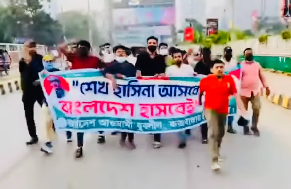 কক্সবাজার শহরের কলাতলী সৈকত সড়কে যুবলীগের ঝটিকা মিছিল