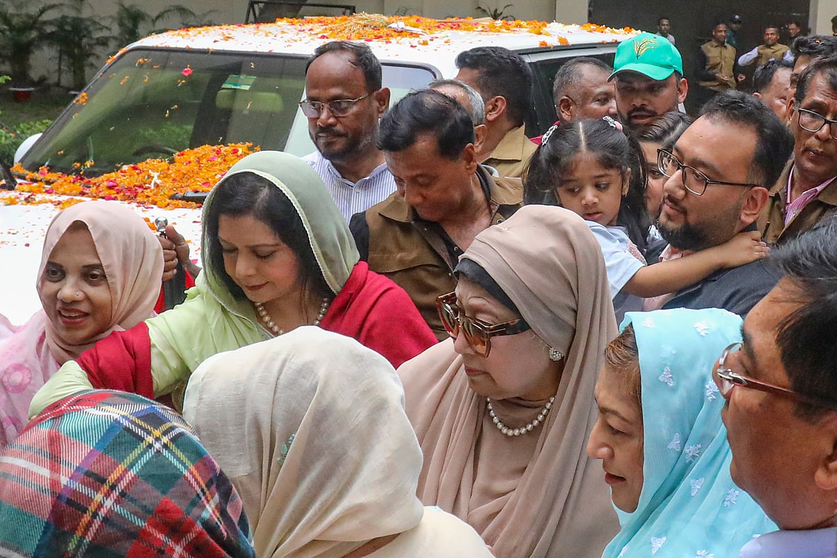 গুলশানের বাসভবন ‘ফিরোজা’র সামনে বিএনপির চেয়ারপারসন খালেদা জিয়া। মঙ্গলবার বেলা ১টা ২৫ মিনিটে