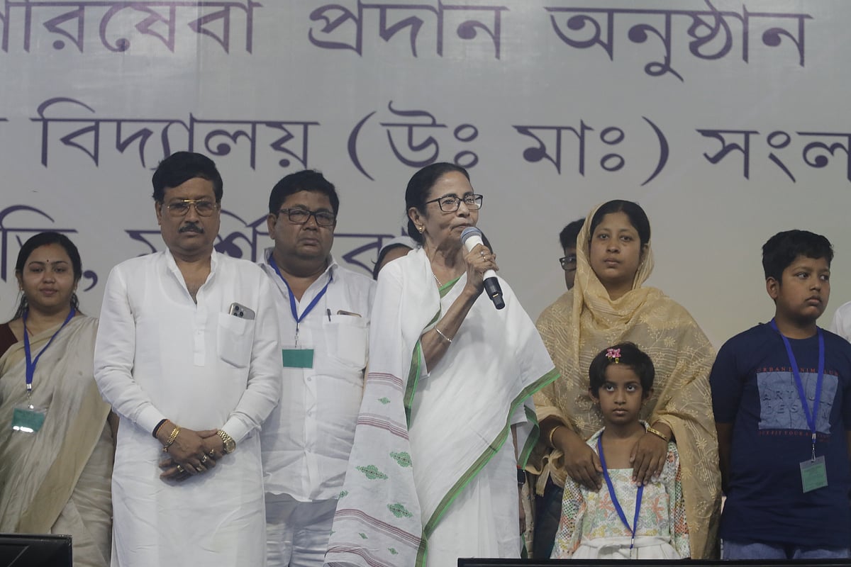 মঙ্গলবার মুর্শিদাবাদের সুতিতে অনুষ্ঠিত সমাবেশে মুখ্যমন্ত্রী মমতা বন্দ্যোপাধ্যায় বক্তব্য দেন