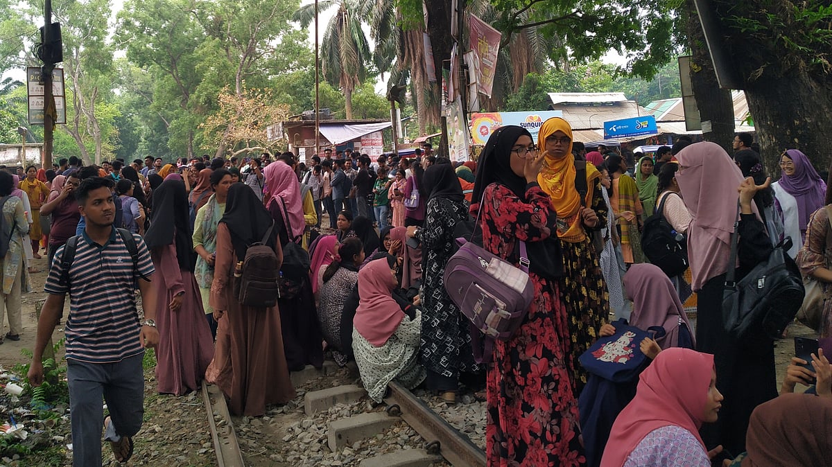 ময়মনসিংহে ছয় দফা দাবিতে বাংলাদেশ কৃষি বিশ্ববিদ্যালয়ের (বাকৃবি) কৃষি অনুষদের শিক্ষার্থীদের রেললাইন অবরোধ। আজ মঙ্গলবার সকাল ১০টার দিকে বিশ্ববিদ্যালয়ের আবদুল জব্বার মোড়–সংলগ্ন রেললাইনে