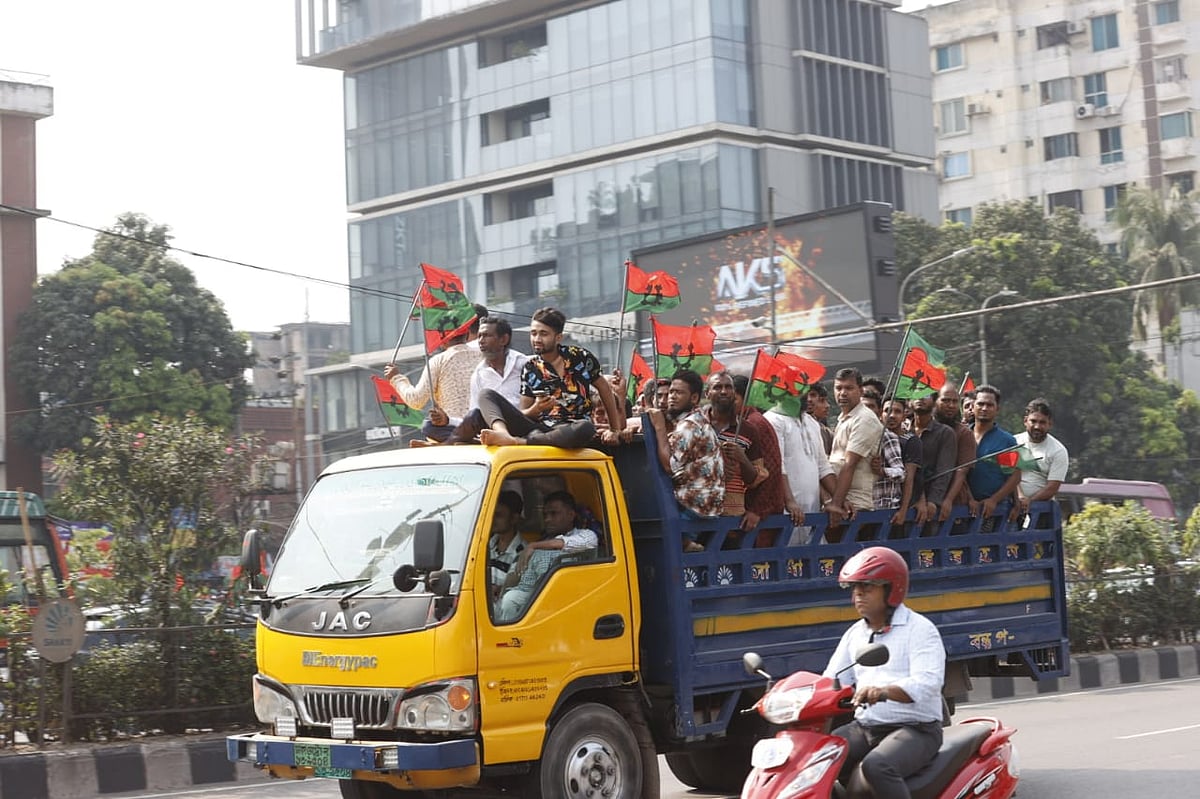 খালেদা জিয়াকে স্বাগত জানাতে বিমানবন্দরের উদ্দেশে নেতা–কর্মীরা।  বিমানবন্দর সড়কের বনানী কাকলী এলাকা