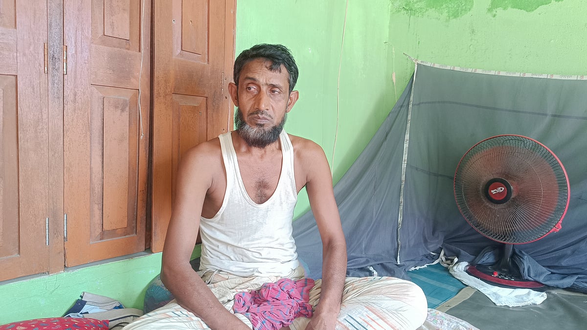 কয়রায় রুহুল কুদ্দুস সরদারকে বেঁধে টাকা ও স্বর্ণালংকার লুট করেছে ডাকাতেরা