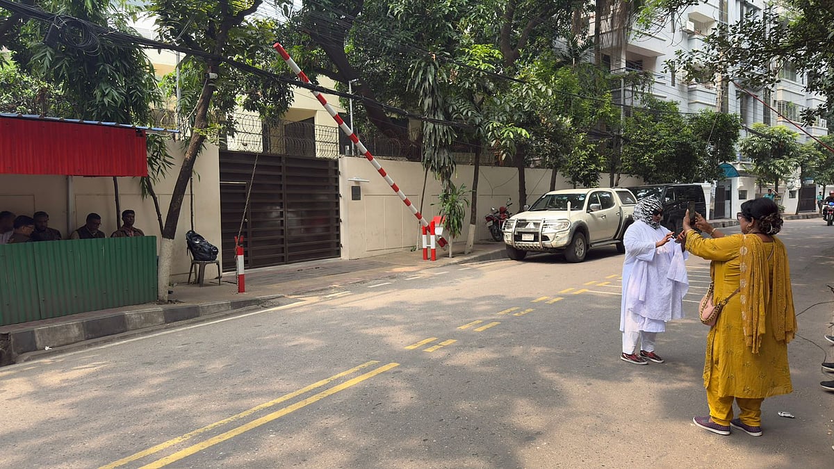 অনেকেই খালেদা জিয়ার বাসভবন ফিরোজার সামনে আসছেন। তাঁরা ছবি তুলছেন, ভিডিও করছেন