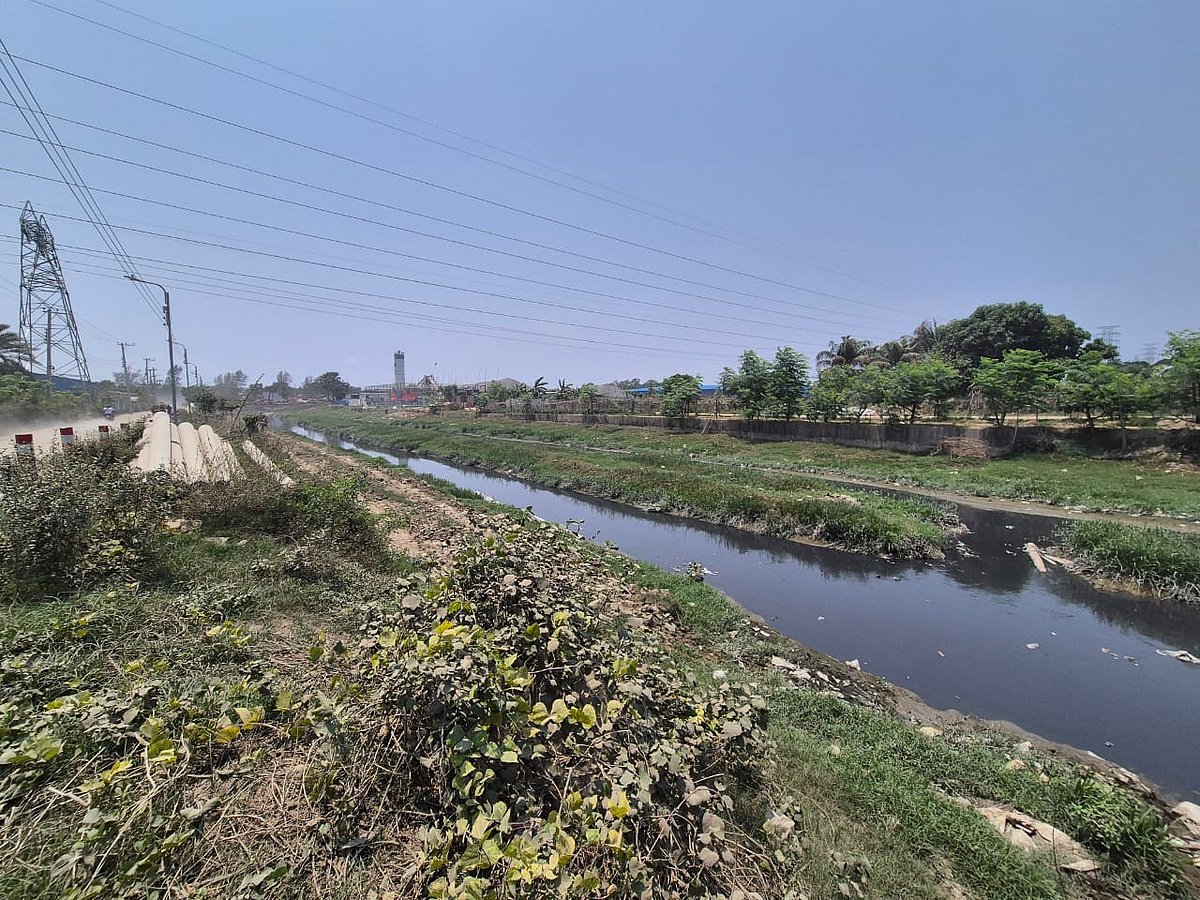 মহেশ খালের মাঝখানে চর জেগে, নানা আবর্জনা জমে সংকুচিত হয়েছে। কাট্টলীর অংশ থেকে তোলা।