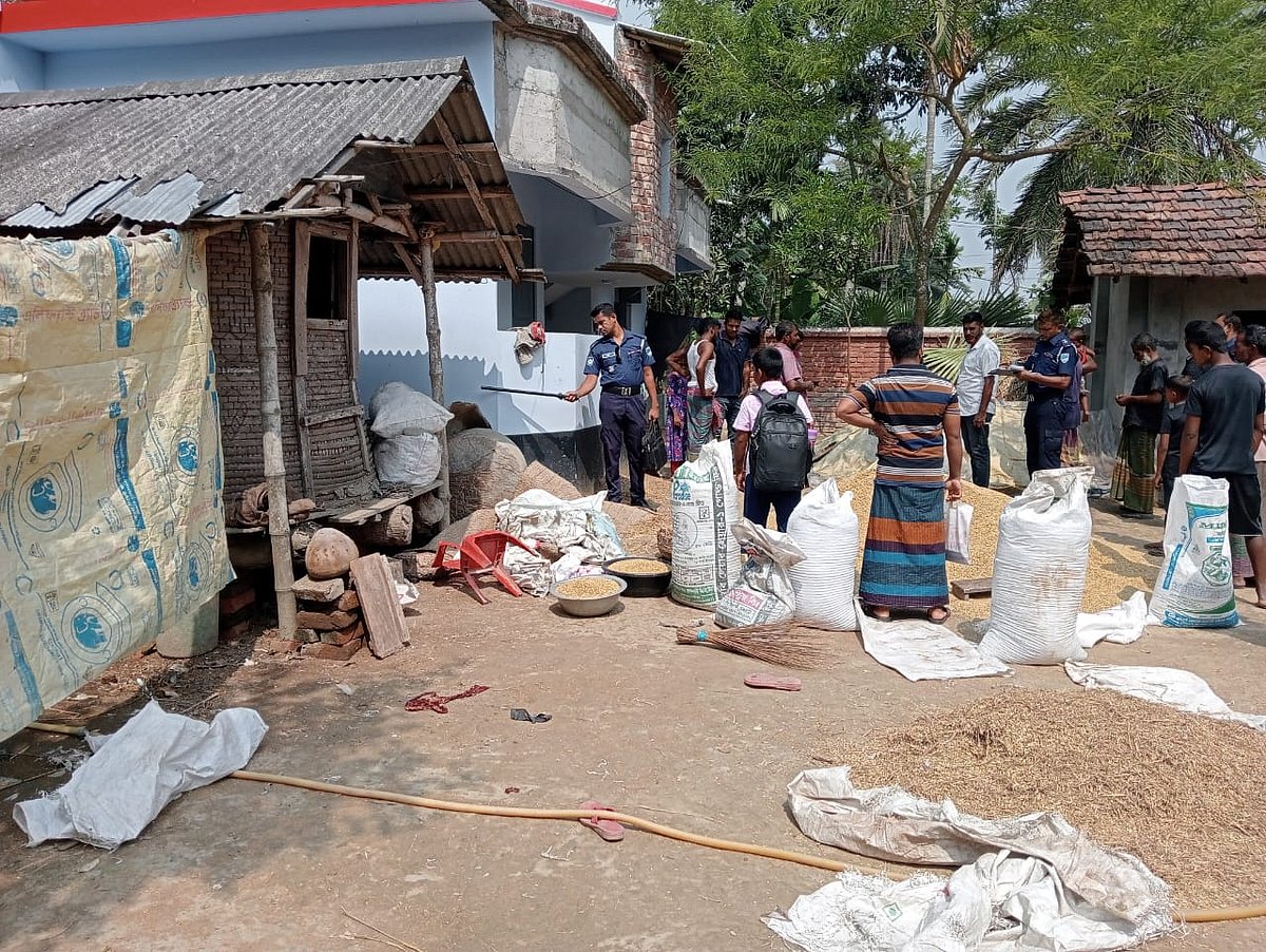 যশোরের কেশবপুর উপজেলার মধ্যকুল গ্রামে আজ বুধবার সকালে বিস্ফোরণের ঘটনা ঘটে