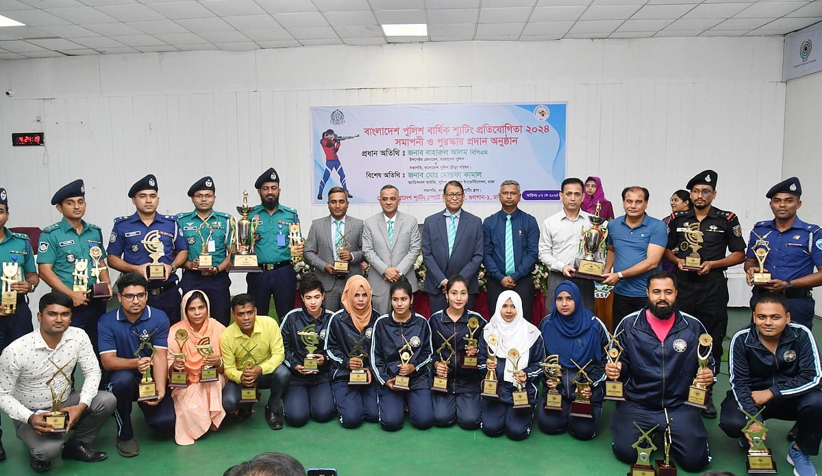 রাজধানীর গুলশানে বাংলাদেশ পুলিশ বার্ষিক শুটিং প্রতিযোগিতার পুরস্কার বিতরণ অনুষ্ঠান শেষে পুরস্কারপ্রাপ্ত ব্যক্তিদের সঙ্গে আইজিপি