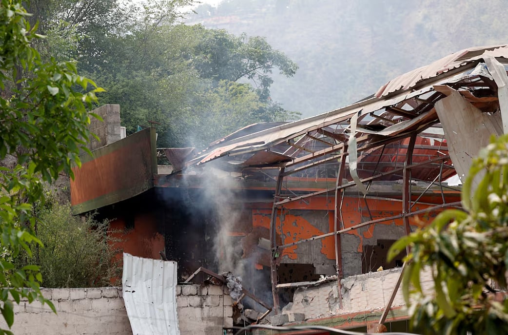 পাকিস্তাননিয়ন্ত্রিত আজাদ কাশ্মীরের রাজধানী মুজাফ্ফারাবাদের বিলাল মসজিদে ভারতের হামলার পর ধোঁয়া উড়ছে। ৭ মে, ২০২৫