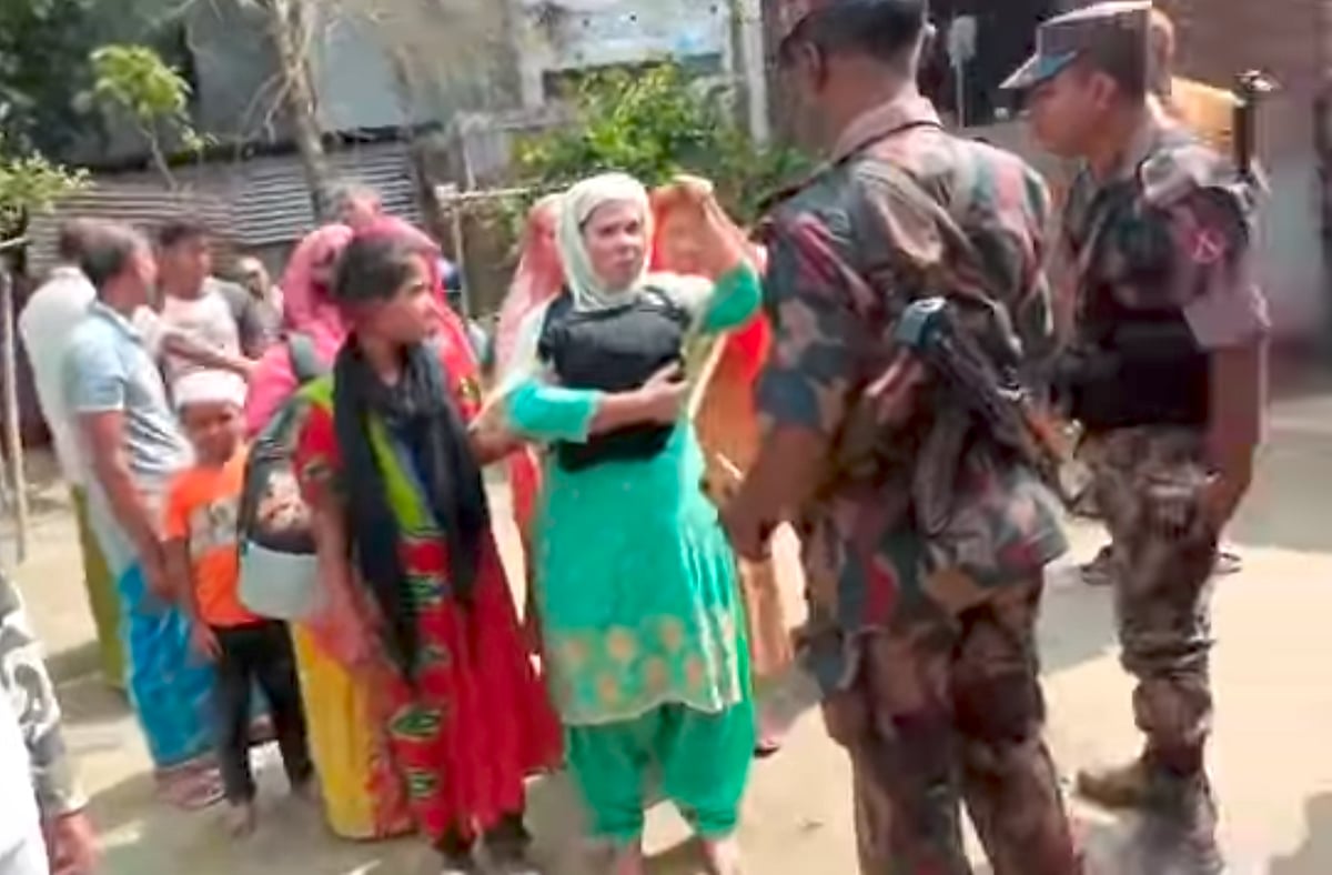 আটক ব্যক্তিদের জিজ্ঞাসাবাদ করছেন বিজিবির সদস্যরা। আজ বুধবার কুড়িগ্রামের ভূরুঙ্গামারী উপজেলার ভাওয়ালকুরি সীমান্তে