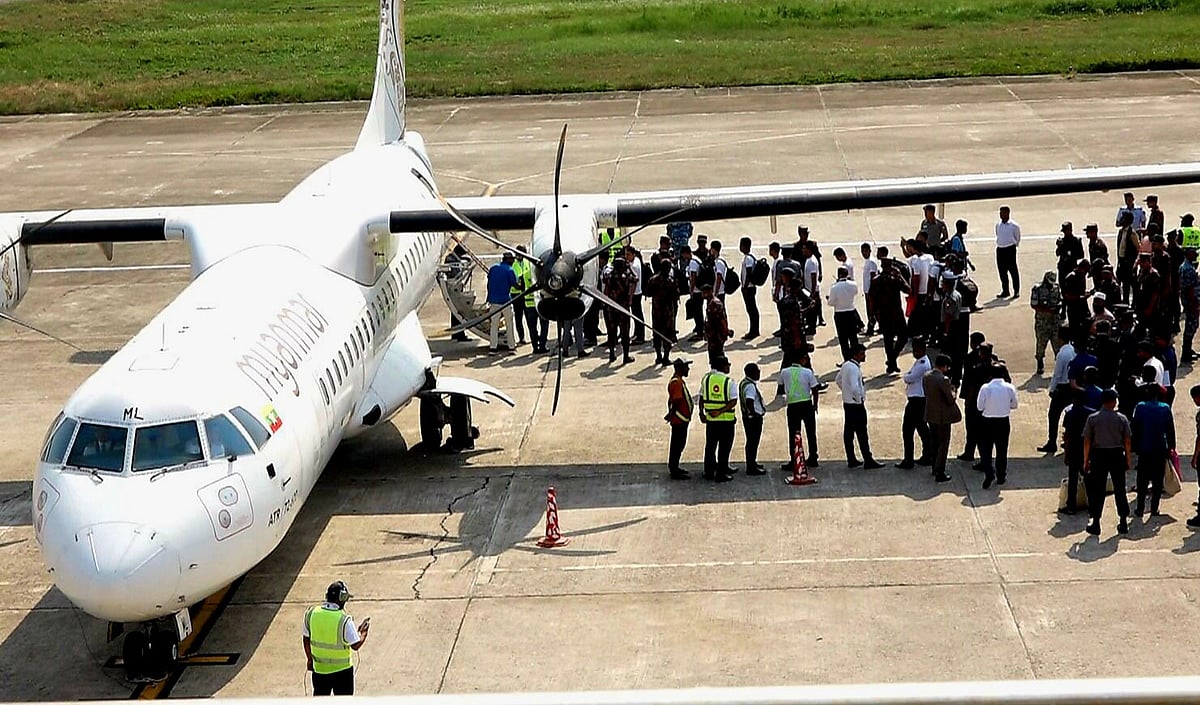 কক্সবাজার বিমানবন্দর দিয়ে মিয়ানমারে ফিরে যাচ্ছেন রাখাইন রাজ্য থেকে পালিয়ে বাংলাদেশে আশ্রয় নেওয়া ৩৪ জন সেনা ও বিজিপিসহ ৪০ জন নাগরিক। আজ বিকালে