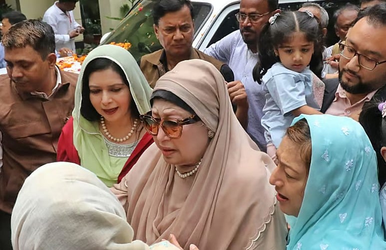 বিমানবন্দর থেকে গুলশানের বাসভবনে বিএনপির চেয়ারপারসন খালেদা জিয়া। মঙ্গলবার বেলা ১টা ২৫ মিনিটে