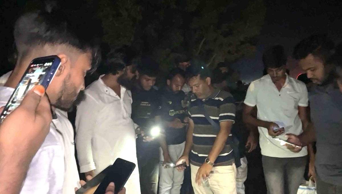 নাটোরে মহাসড়কের ওপর খণ্ডিত হাত দেখে ভিড় জমান লোকজন। আজ বুধবার রাতে সদর উপজেলার দত্তপাড়া সেতুর কাছে নাটোর-ঢাকা মহাসড়কে