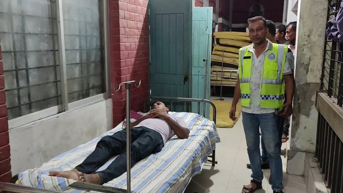 আহত পুলিশ সদস্যদের মধ্যে একজনকে হাসপাতালে ভর্তি করা হয়েছে। গতকাল মঙ্গলবার রাতে