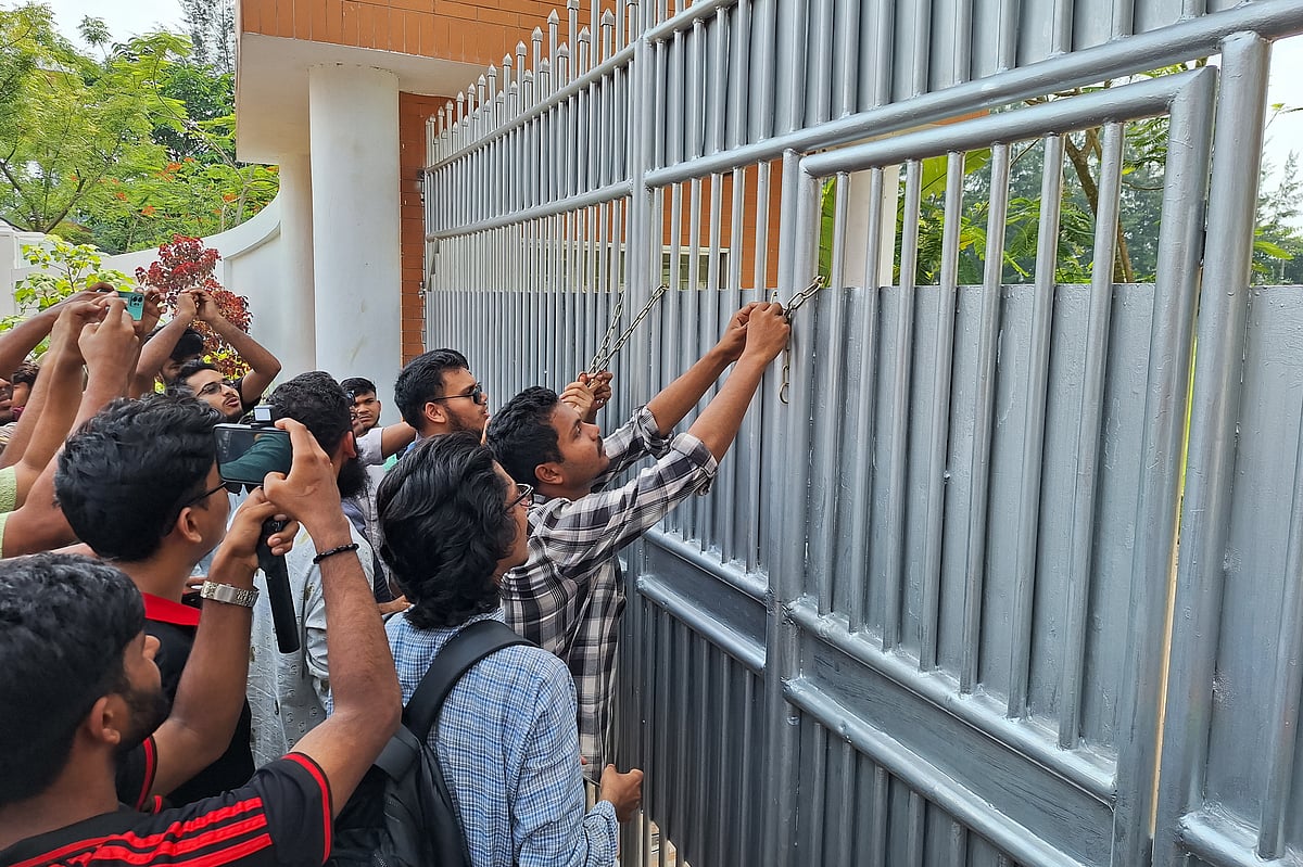 উপাচার্য শুচিতা শরমিনের অপসারণের দাবিতে অবস্থান কর্মসূচি পালন শেষে তাঁর বাসভবনে দায়িত্বরত নিরাপত্তাকর্মীদের বের করে দিয়ে ফটকে তালা লাগান আন্দোলনকারী শিক্ষার্থীরা। বরিশাল বিশ্ববিদ্যালয় ক্যাম্পাস, ৭ মে