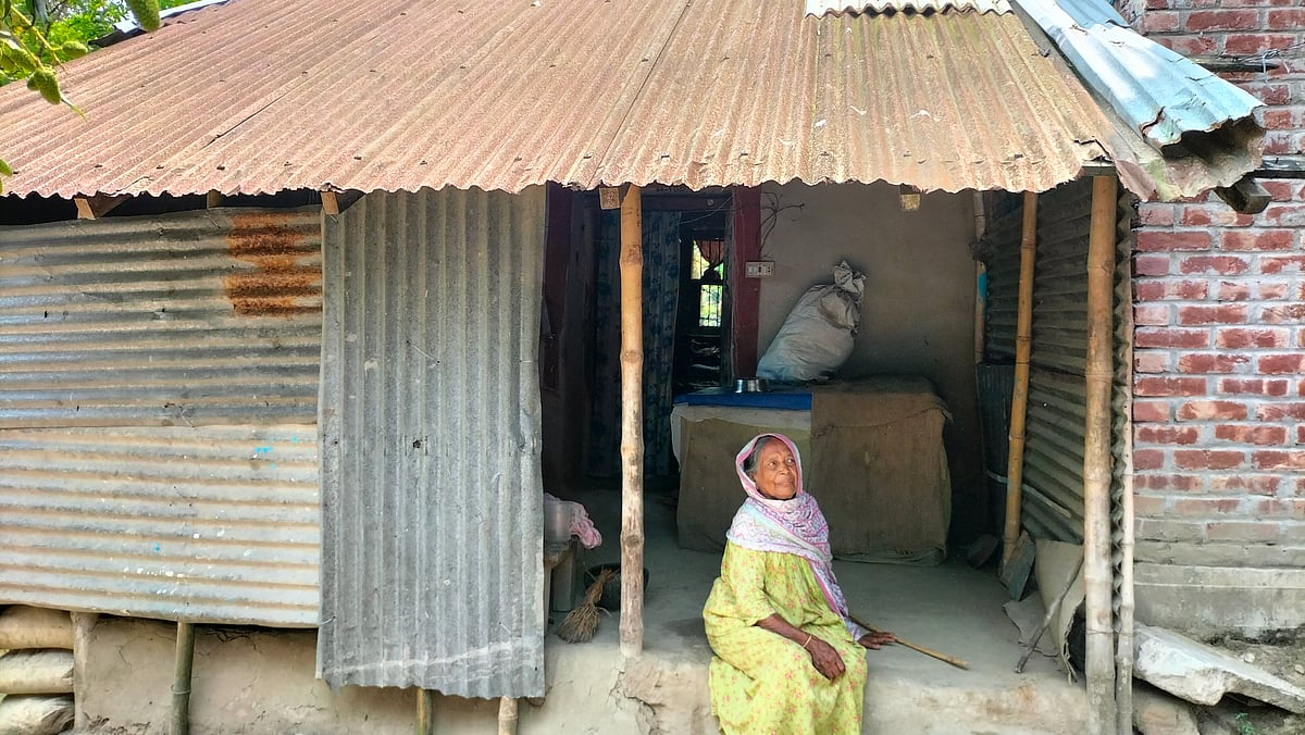 ছেলের দোতলা রঙিন ভবনের পাশে মা ছৈয়দা খাতুনের ঝুপড়িঘর। দিনাজপুরের চিরিরবন্দর উপজেলার খেড়কাটি গ্রামে