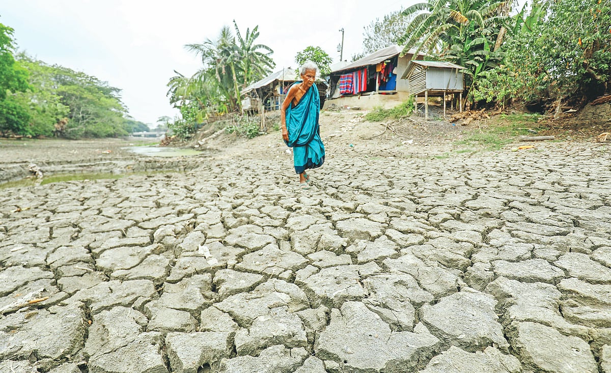 শুকনা মৌসুমে দাকোপে নদীর পানি শুকিয়ে মাটি ফেটে যায়। তখন নদীর মধ্য দিয়েই হেঁটে পার হয় মানুষ। গত ২৮ এপ্রিল খুলনার দাকোপ উপজেলার পশ্চিম বাজুয়া এলাকায়
