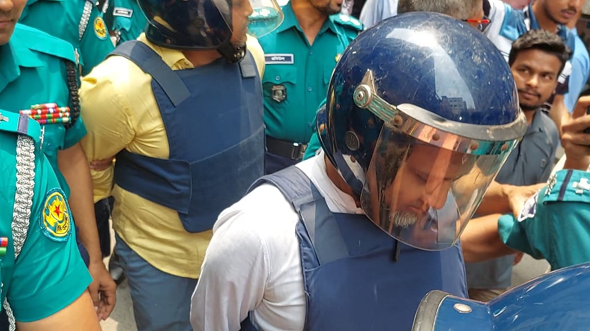 কৌশিক হোসেন তাপসকে আদালত থেকে হাজতখানায় নিয়ে যাচ্ছে পুলিশ