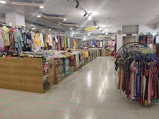 রাজধানীর ধানমন্ডির রাপা প্লাজায় জয়িতা বিপণনকেন্দ্র