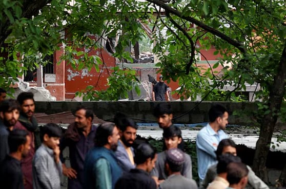 মুজাফফরাবাদে ভারতের হামলায় ক্ষতিগ্রস্ত বিলাল মসজিদের সামনে জড়ো হন স্থানীয় লোকজন। ৭ মে, ২০২৫