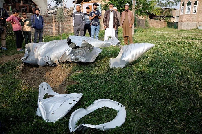 দক্ষিণ কাশ্মীরের পুলওয়ামাতে যুদ্ধবিমানের ধ্বংসাবশেষ পড়ে আছে