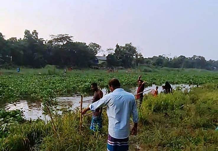 ঢাকার নবাবগঞ্জ উপজেলার ইছামতি নদীতে মাছ মরে ভেসে ওঠার খবরে পাড়ে জড়ো হন স্থানীয় বাসিন্দারা। তাঁরা বিভিন্ন উপায়ে এসব মৃত মাছ সংগহ করেছেন। গতকাল বিকেলে দিঘীরপাড় এলাকায়