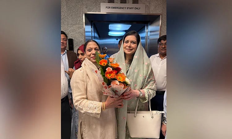 হাসপাতালে মা সৈয়দা ইকবাল মান্দ বানুকে দেখতে যান জুবাইদা রহমান