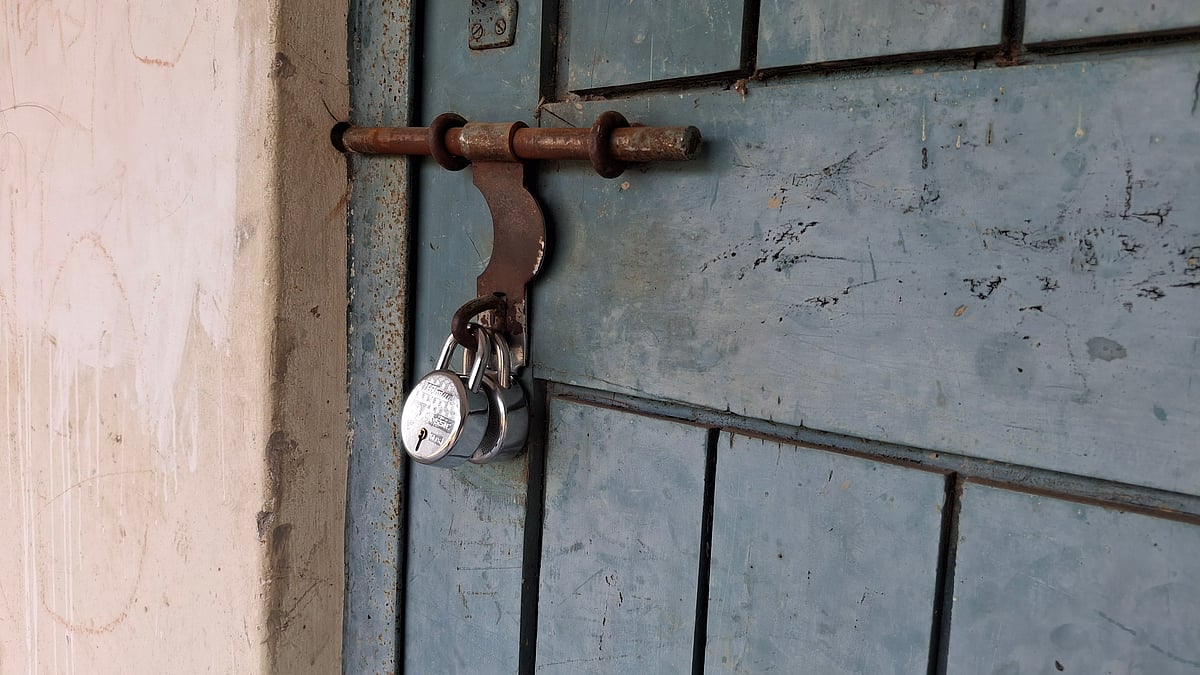 পবার নওহাটা পৌরসভার বাগধানী উচ্চবিদ্যালয়ের প্রধান শিক্ষককে বাইরে বের করে দিয়ে অফিসে তালা ঝুলিয়ে দেওয়া হয়েছে। তার চেয়ার ফেলে দেওয়া হয়েছে পুকুরে। বুধবার বেলা ১১টার দিকে তোলা