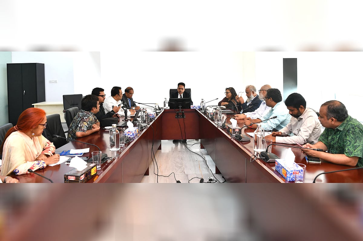 রাজধানীর তেজগাঁওয়ে সড়ক ভবনে সাংবাদিকদের সঙ্গে আয়োজিত এক মতবিনিময় সভায় বক্তব্য দেন পরিবহন ও সেতু বিভাগের দায়িত্বপ্রাপ্ত বিশেষ সহকারী শেখ মইনউদ্দিন