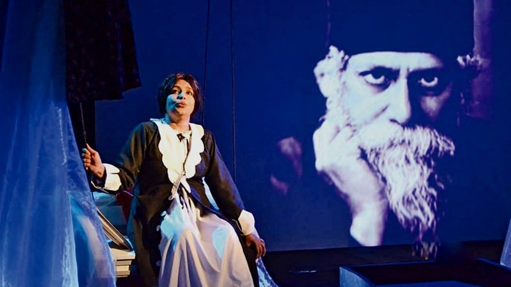 রবীন্দ্রজয়ন্তীতে আজ সন্ধ্যা ৭টায় বাংলাদেশ শিল্পকলা একাডেমির স্টুডিও থিয়েটার হলে `হেলেন কেলার' নাটকের মঞ্চায়ন করবে স্বপ্নদল