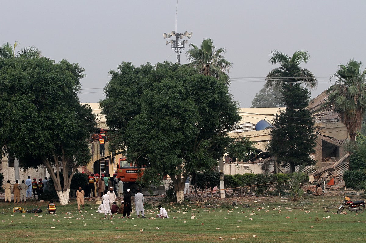 পাকিস্তানের লাহোরের কাছে ভারতের হামলায় ক্ষতিগ্রস্ত একটি ভবন থেকে লোকজনকে সরিয়ে নিচ্ছেন উদ্ধারকর্মীরা। আজ ৭ মে, মুরিদকে