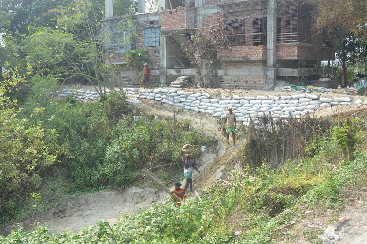 কেরানীগঞ্জের শাক্তা পশ্চিমপাড়া এলাকায় সিসা কারখানার অ্যাসিডমিশ্রিত বর্জ্য বস্তায় ভরে বাড়ির সামনে সড়ক নির্মাণ করা হচ্ছে