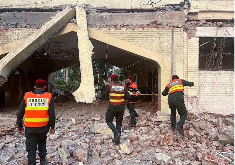 পাকিস্তানের লাহোরের কাছে মুরিদকে এলাকায় ভারতীয় হামলায় ক্ষতিগ্রস্ত সরকারি স্বাস্থ্য ও শিক্ষা কমপ্লেক্সের প্রশাসনিক ভবনে উদ্ধার অভিযান চালাচ্ছেন উদ্ধারকর্মীরা