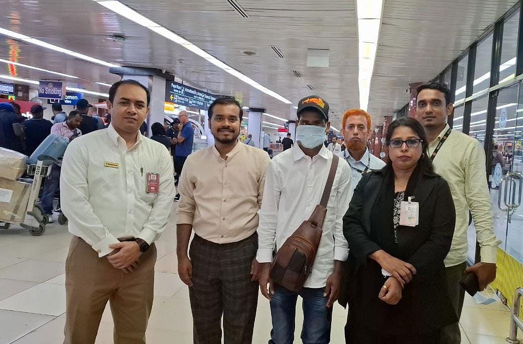 জুলাই গণ-অভ্যুত্থানে গুলিতে নাক, চোখ, ঠোঁট হারানো খোকন চন্দ্র বর্মণ (মাস্ক পরা) রাশিয়ায় চিকিৎসা নিয়ে দেশে ফিরেছেন