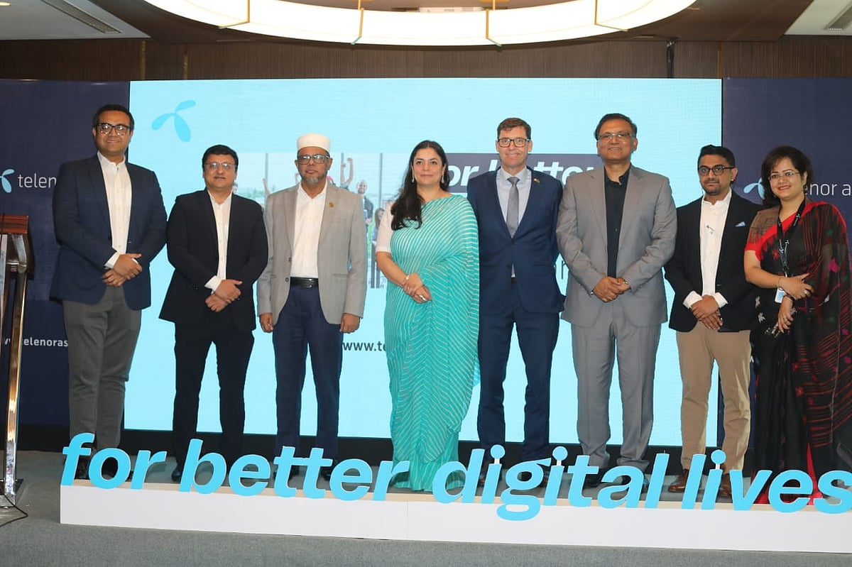 আজ  ‘ডিজিটাল লাইভস ডিকোডেড’ প্রতিবেদনের বাংলাদেশ পর্ব তুলে ধরেছে গ্রামীণফোন।  রাজধানীর একটি হোটেলে এই প্রতিবেদন প্রকাশ–সংক্রান্ত এক অনুষ্ঠানে অতিথিরা