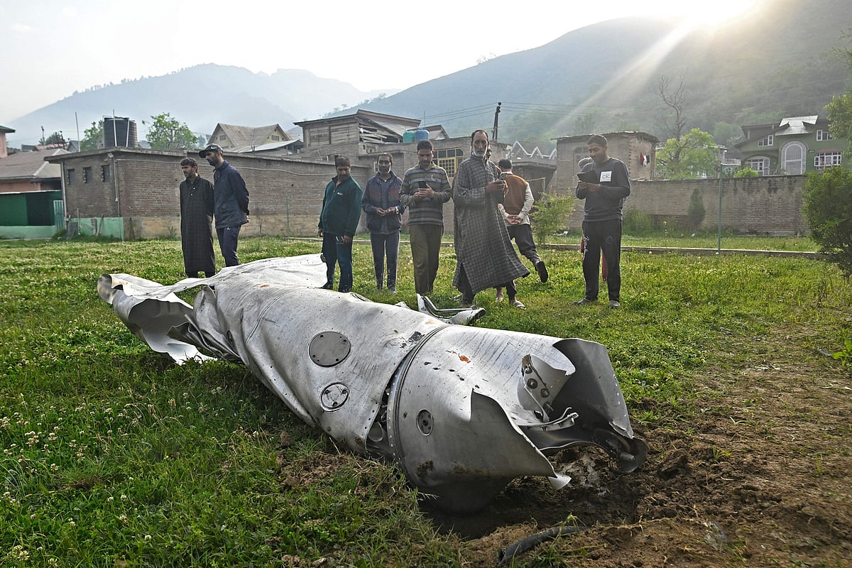 ভারতনিয়ন্ত্রিত কাশ্মীরের শ্রীনগরের কাছে বিধ্বস্ত একটি যুদ্ধবিমান দেখছেন স্থানীয় বাসিন্দারা। আজ ৭ মে, উইয়ান