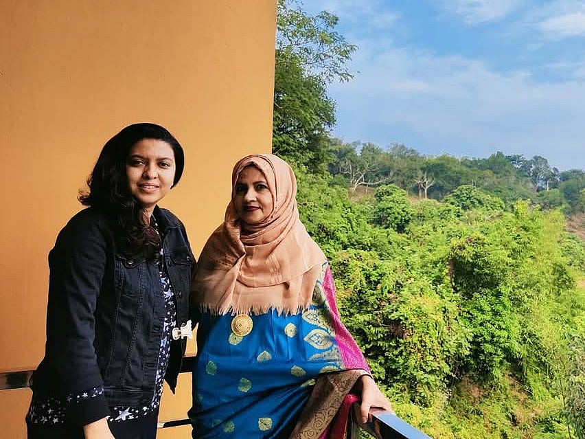 মায়ের সঙ্গে ভ্রমণের অনেক স্মৃতি জমিয়েছেন লেখক