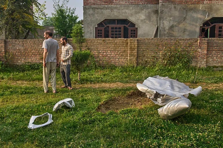 ভারতশাসিত কাশ্মীরের পুলওয়ামা জেলার পাম্পোর এলাকায় একটি মসজিদের আঙিনায় পড়ে থাকা যুদ্ধবিমানের ধ্বংসাবশেষ। ৭ মে ২০২৫