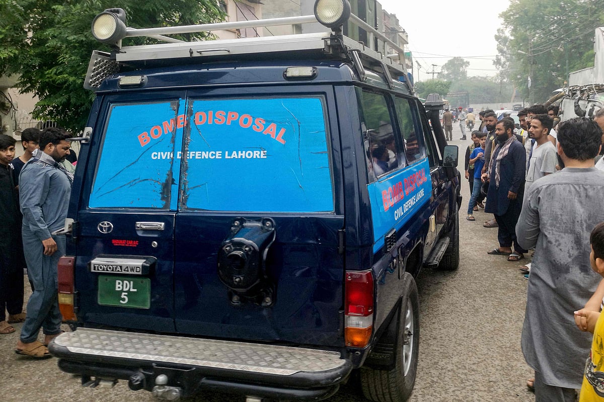সন্দেহজনক একটি ড্রোন ভূপাতিত হওয়ার পর ঘটনাস্থলে যাওয়ার পথে বোমা নিষ্ক্রিয়কারী দলের গাড়িকে পথ করে দিচ্ছেন স্থানীয় লোকজন। পাকিস্তানের লাহোর, ৮ মে ২০২৫