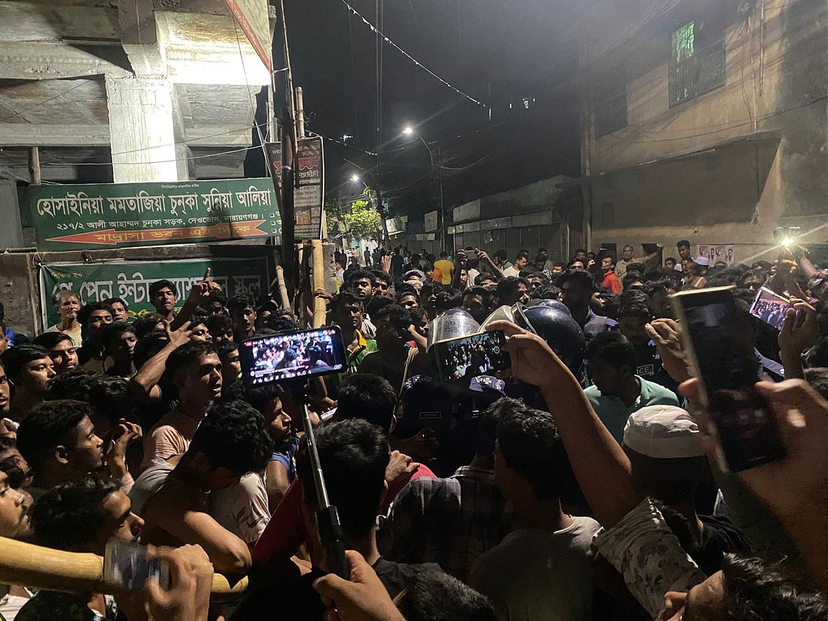 নারায়ণগঞ্জের সাবেক মেয়র সেলিনা হায়াৎ আইভীকে গ্রেপ্তারে পুলিশের অভিযানের খবরে তাঁর বাড়ির সামনে অবস্থান নিয়েছেন সমর্থকেরা। তাঁরা সড়ক অবরোধ করে বিক্ষোভ করছেন