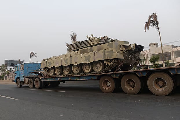 পাকিস্তানের পাঞ্জাবের লাহোর শহর থেকে প্রায় ৩০ কিলোমিটার দূরের মুরিদকের সড়কে ট্রাকের ওপরে করে নিয়ে যাওয়া হচ্ছে সেনাবাহিনীর ট্যাংক। ভারত পাকিস্তানে ক্ষেপণাস্ত্র হামলা চালানোর পরদিন এই চিত্র দেখা গেছে। ৭ মে ২০২৫