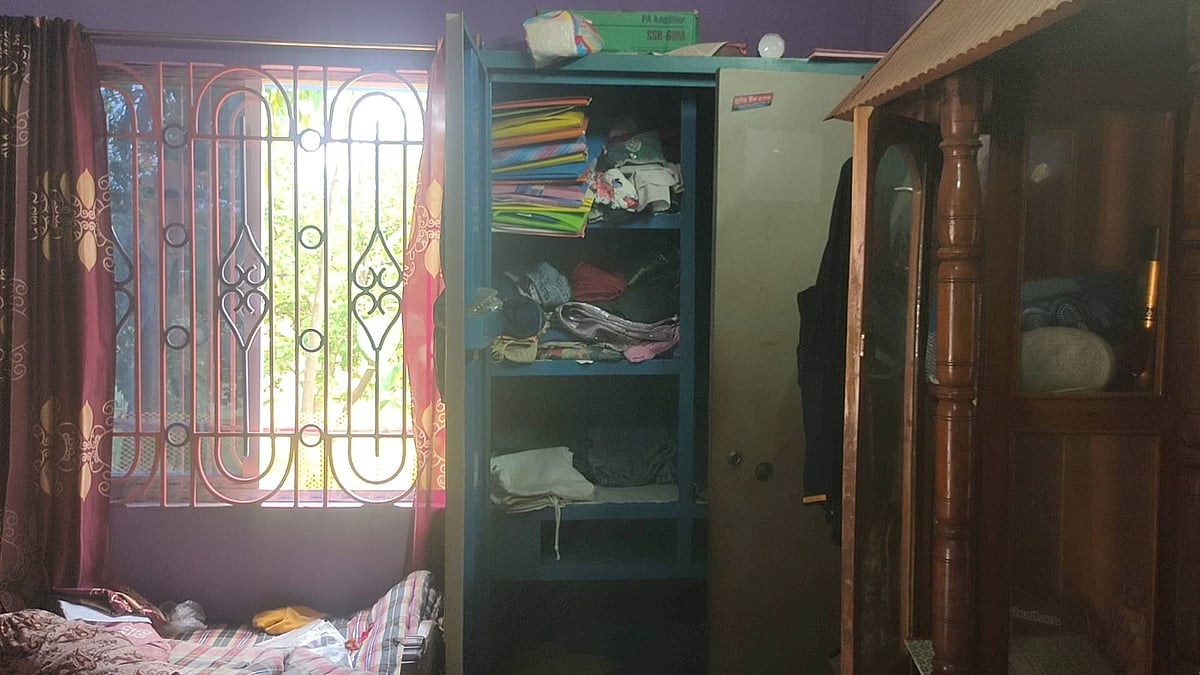 ময়মনসিংহের ভালুকায় যুবলীগের স্থানীয় এক নেতার বাড়িতে আইনশৃঙ্খলা রক্ষাকারী বাহিনীর পরিচয়ে গতকাল রাতে ডাকাতির ঘটনা ঘটেছে। আজ বৃহস্পতিবার সকালে তোলা। ছবি: সংগৃহীত