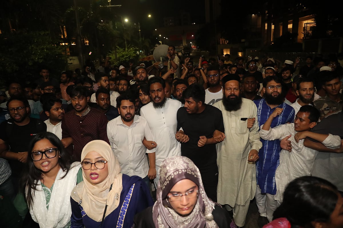 নাহিদ ইসলামের নেতৃত্বে এনসিপির নেতা–কর্মীরা মিছিল নিয়ে রাত একটার দিকে প্রধান উপদেষ্টার বাসভবন যমুনার সামনে যান। ঢাকা, ৯ মে