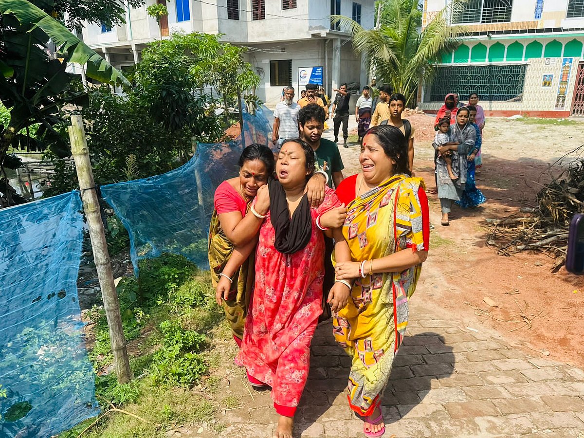 মাথায় গুলিবিদ্ধ লাশ উদ্ধার হওয়া র‍্যাবের কর্মকর্তা পলাশ সাহার স্বজনের আহাজারি। বৃহস্পতিবার সকালে গোপালগঞ্জের কোটালীপাড়া উপজেলায় তাড়াশি গ্রামে