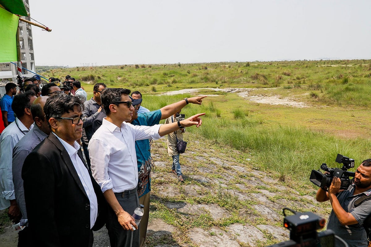 বিডা ও বেজার চেয়ারম্যান আশিক চৌধুরী এবং প্রধান উপদেষ্টার প্রেস সচিব শফিকুল আলম চট্টগ্রাম বন্দরের বিভিন্ন প্রকল্প এলাকা পরিদর্শন করেন। আজ সকাল সাড়ে ৯টায় বে টার্মিনাল এলাকায়